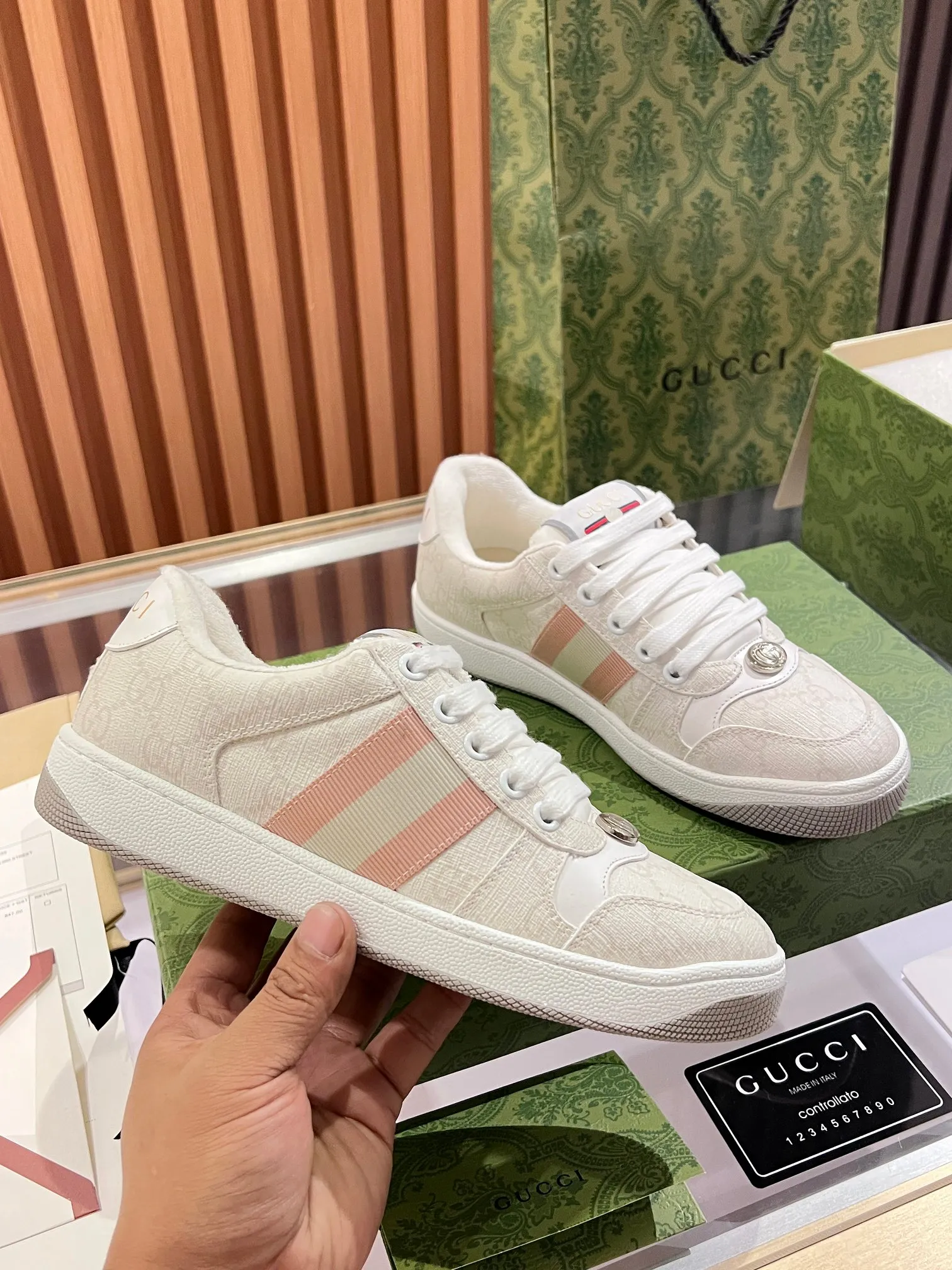 👟👟Ex-factory price 540👟👟 ⚡️Gucci Dirty Shoes Top factory quality, impeccable at the counter, the comfort is incredible. Retro distressed elements, washed retro logo on the tongue, metal double LOGO, 99% recognizable, full of Gucci elements; terry cloth lining, cowhide foot pads and 3mm latex are much more comfortable than real leather shoes. Environmentally friendly TPU wear-resistant outsole, soft and elastic. The inside of the tongue is made of imported elastic bands, which have great tension and won't strangle your feet. I don't develop the shoes without the original version. Only by getting the original version can the shoes be accurate and beat the market version instantly. Every stitch and every stitch is very tight and full. The debugging process is the most painstaking and requires no less than a hundred modifications before it is adjusted to the perfect state so that it can be worn comfortably by all foot types! Size 35-40 women’s model)